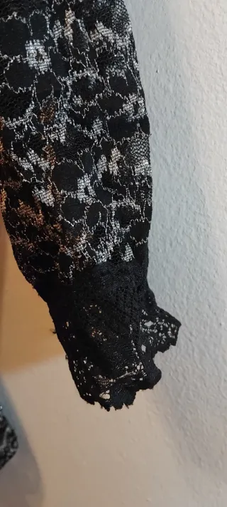 Blusa cruzada de encaje