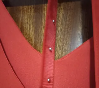 Vestido rojo con remaches plateados