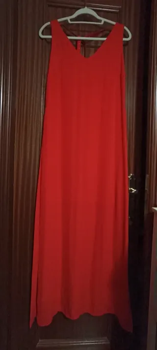 Vestido rojo con remaches plateados