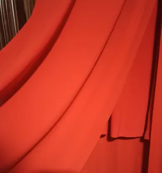 Vestido rojo con remaches plateados