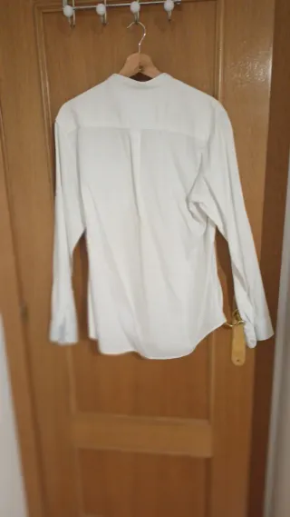 Camisa blanca cuello mao. Tejido pique