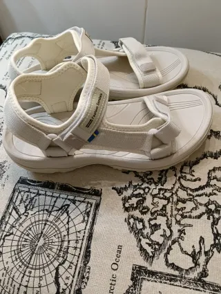 Sandalias Beige y Blancas