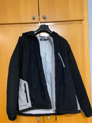 Anorak Urban Outfitters Negro y Gris