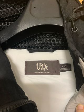 Anorak Urban Outfitters Negro y Gris