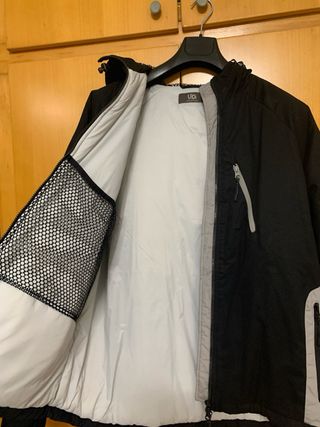 Anorak Urban Outfitters Negro y Gris