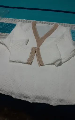 Jersey blanco con detalles dorados