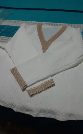 Jersey blanco con detalles dorados
