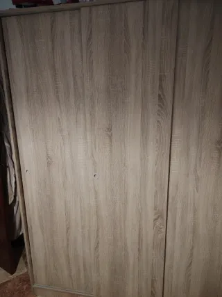 Ropero de madera con puertas correderas