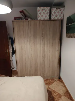 Ropero de madera con puertas correderas