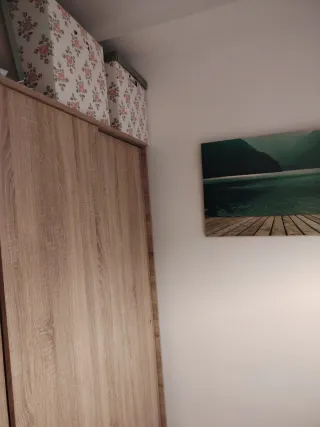 Ropero de madera con puertas correderas