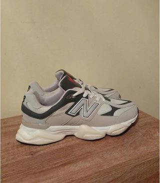 Zapatillas grises y blancas