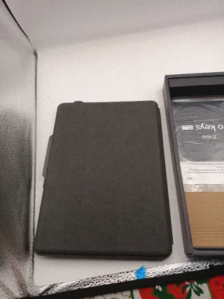 Zagg Pro Keys con Trackpad para iPad 10.2