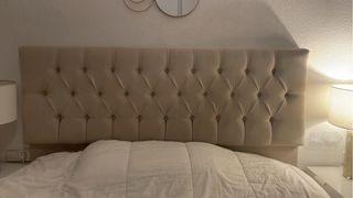 Cabecero de cama beige capitoné