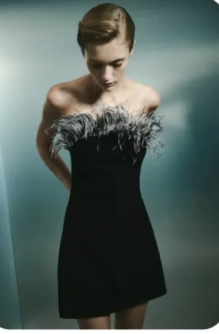 Vestido negro Mango con plumas