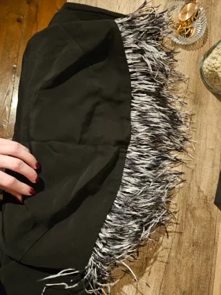 Vestido negro Mango con plumas