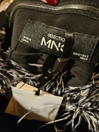 Vestido negro Mango con plumas