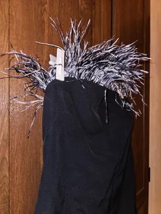 Vestido negro Mango con plumas