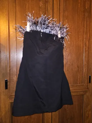 Vestido negro Mango con plumas