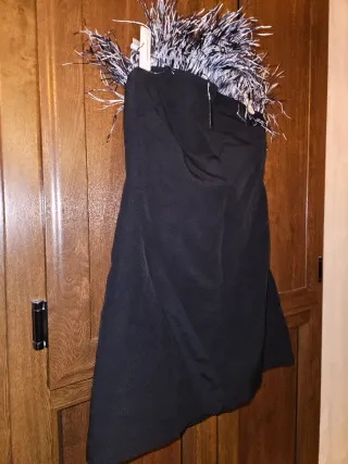 Vestido negro Mango con plumas