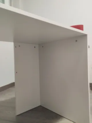 Mesa de escritorio blanca y madera