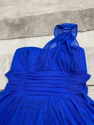 Vestido azul eléctrico de tul, un solo hombro
