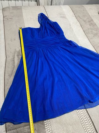 Vestido azul eléctrico de tul, un solo hombro