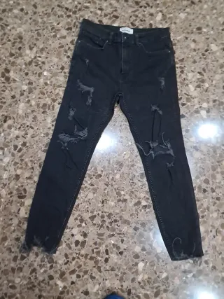 Vaqueros Pull&Bear negros rotos