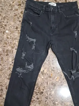 Vaqueros Pull&Bear negros rotos