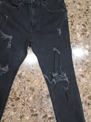 Vaqueros Pull&Bear negros rotos
