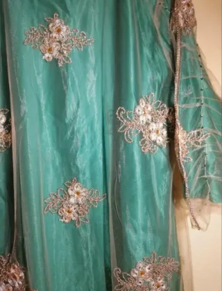 Vestido de fiesta verde y dorado