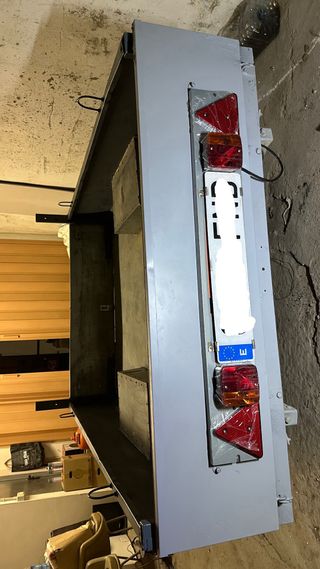 Remolque ligero con papeles