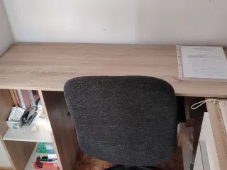 Escritorio madera y blanco. Merece la pena.