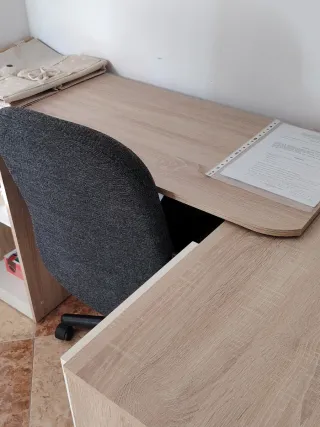 Escritorio madera y blanco. Merece la pena.