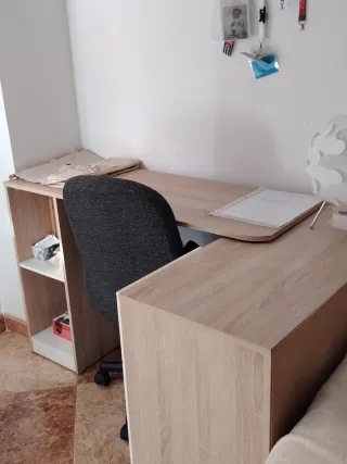 Escritorio madera y blanco. Merece la pena.