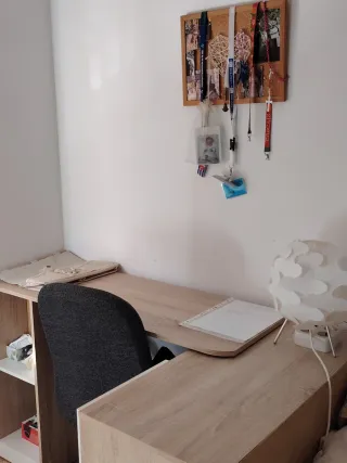 Escritorio madera y blanco. Merece la pena.