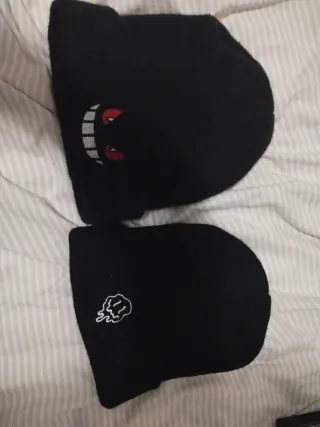 Gorros negros con diseños