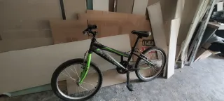 Bicicleta BMX Negra y Verde