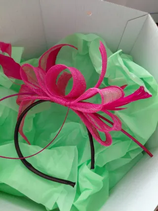 Tocado hecho a mano para eventos, utilizado un día