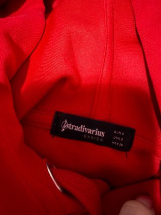 Sudadera con capucha roja