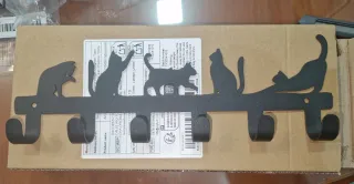 Perchero de pared con gatos