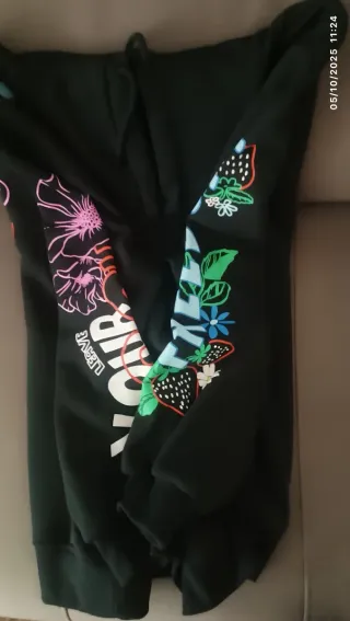 Sudadera Bershka Negra Estampada xs pero como una