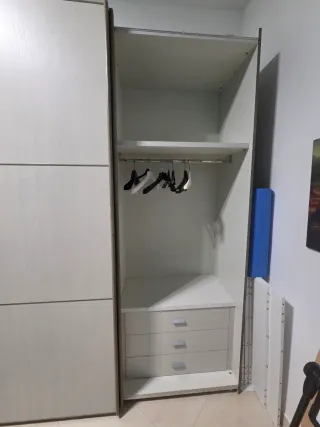 Armadio cassettiera libreria e tavolo con 4 sedie