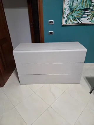 Armadio cassettiera libreria e tavolo con 4 sedie