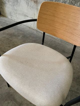 Silla apilable Maureen de chapa de roble acabado