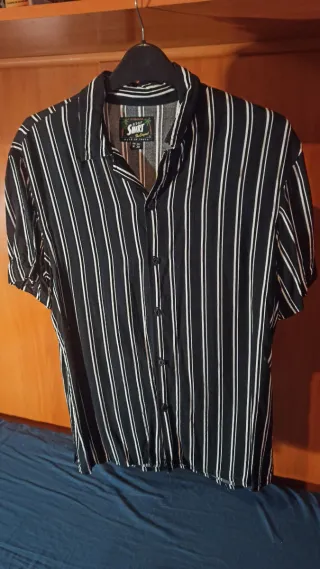 Camisa Negra con rayas blancas. Talla M