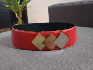 Cinturón rojo con detalles dorados