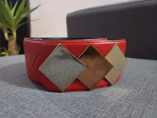 Cinturón rojo con detalles dorados