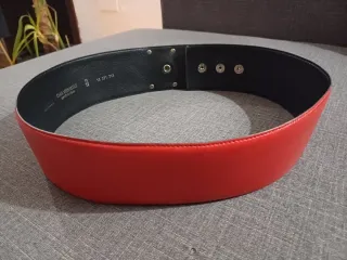 Cinturón rojo con detalles dorados