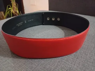 Cinturón rojo con detalles dorados