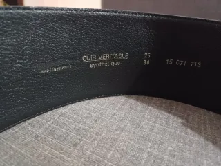 Cinturón rojo con detalles dorados